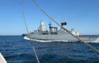Foto: Die Fregatte „Sachsen“ passiert die „Gorch Fock“. Deutsche Marine