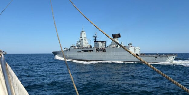 Foto: Die Fregatte „Sachsen“ passiert die „Gorch Fock“. Deutsche Marine