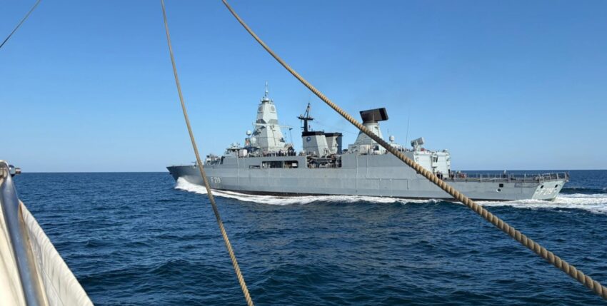 Foto: Die Fregatte „Sachsen“ passiert die „Gorch Fock“. Deutsche Marine