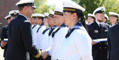 Foto: Flottillenadmiral Sven Beck gratuliert den Rekruten, Rodewald