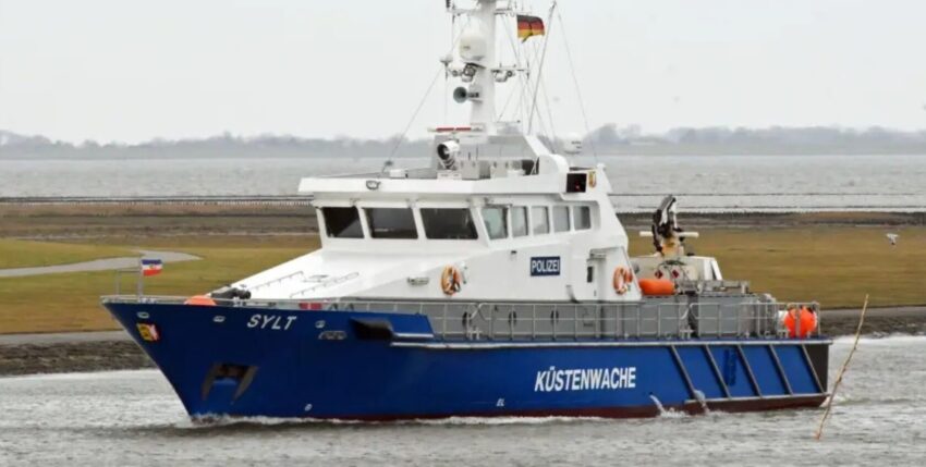 Coastal boat SYLT from Husum in action in the North Sea. Image: LPol SH