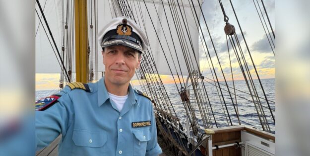 Photo: Commander Gorch Fock, Captain Elmar Bornkessel, greeting from the Atlantic. Bornkessel