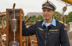 Foto: Kommandant Kapitän zur See Elmar Bornkessel präsentiert nach der Rückkehr in Kiel die von der „Gorch Fock“ gewonnene Five Sister Trophy. Daniel Angres