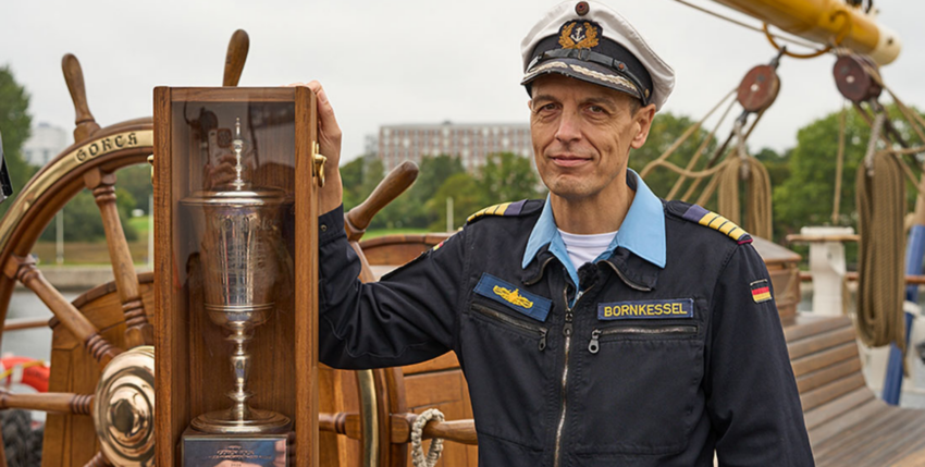 Foto: Kommandant Kapitän zur See Elmar Bornkessel präsentiert nach der Rückkehr in Kiel die von der „Gorch Fock“ gewonnene Five Sister Trophy. Daniel Angres