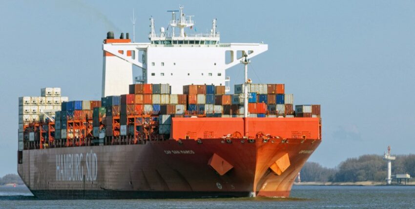 Container ship CAP SAN MARCO on the Elbe heading for Hamburg, photo: eyewave - stock.adobe.com