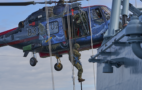 Boarding aus der Luft: Ein Soldat seilt sich während der Vorführung aus dem Sea Lynx Mk88A auf das Deck ab. DAN