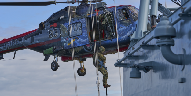 Boarding aus der Luft: Ein Soldat seilt sich während der Vorführung aus dem Sea Lynx Mk88A auf das Deck ab. DAN