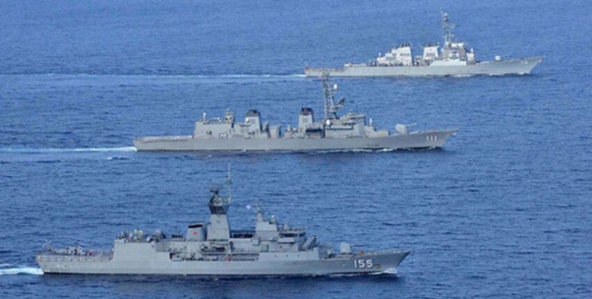 The Japanese destroyer OGAMI (centre), the Australian frigate BALLART (left) and the US destroyer McCAIN in the Bay of Bengal, photo: JMSDF