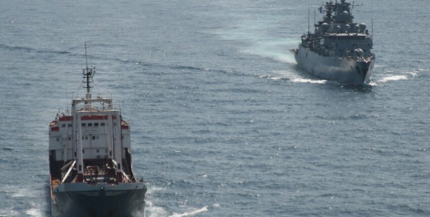 Die Schleswig-Holstein eskortiert einen Frachter des WFP vor der Küste Somalias, Foto: Bw/Yvonne Knoll