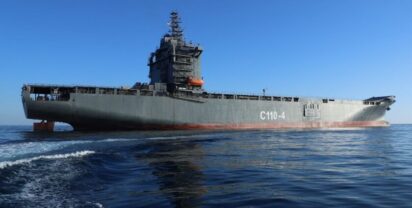 Attrappe: In der Seitenansicht kann die SHAHID BAGHERI ihre frühere Verwendung als Containerschiff kaum verstecken, Foto: iranische Staatsmedien