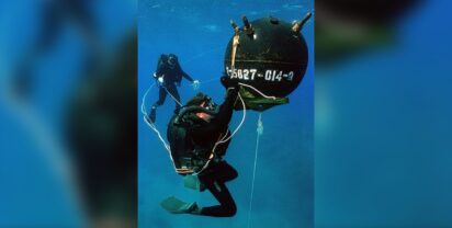 Foto: Explosive Ordnance Disposal (EOD) Divers (Kampfmittelbeseitiger) entschärfen Ankertaumine. U.S. Navy