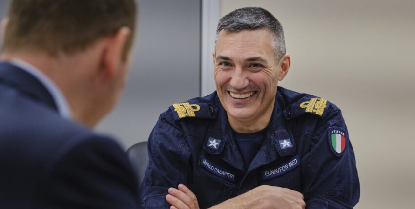 Foto: Flottillenadmiral Marco Casapieri im Interview. Daniel Angres
