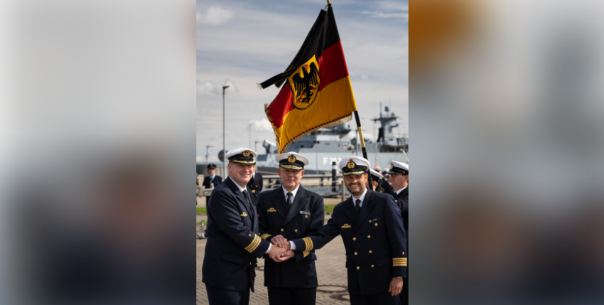 Fregattenkapitän Stephan Lukascyk (li), Flottillenadmiral Christian Walter Meyer, Fregattenkapitän Martin Pauker (re), Foto: Bw/Rosenplänter