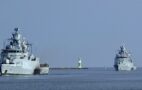 Foto: Korvette „Karlsruhe“ lief zum ersten Mal gemeinsam mit der „Braunschweig“ in Warnemünde ein. Daniel Angres