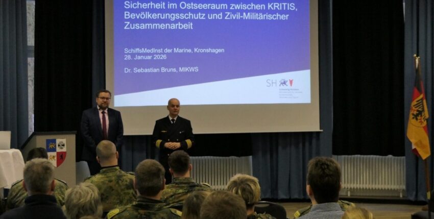Sebastian Bruns (l.) und Flottenarzt Karsten Wegner, Leiter des Schifffahrtmedizinischen Instituts der Marine. BW