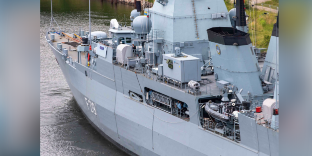 Foto: FGS Sachsen mit Container-Aufbau Laserwaffen-Erprobung an Backbord-Seite. Michael Nitz