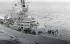 Foto: Abgedeckter Ikara-Starter auf die Hermione auf dem Vorschiff der Aurora. Royal Navy