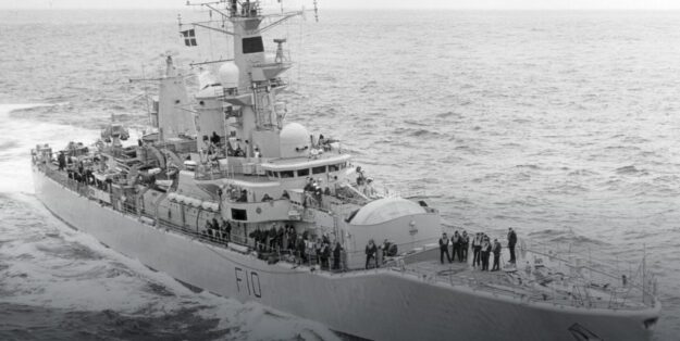 Foto: Abgedeckter Ikara-Starter auf die Hermione auf dem Vorschiff der Aurora. Royal Navy