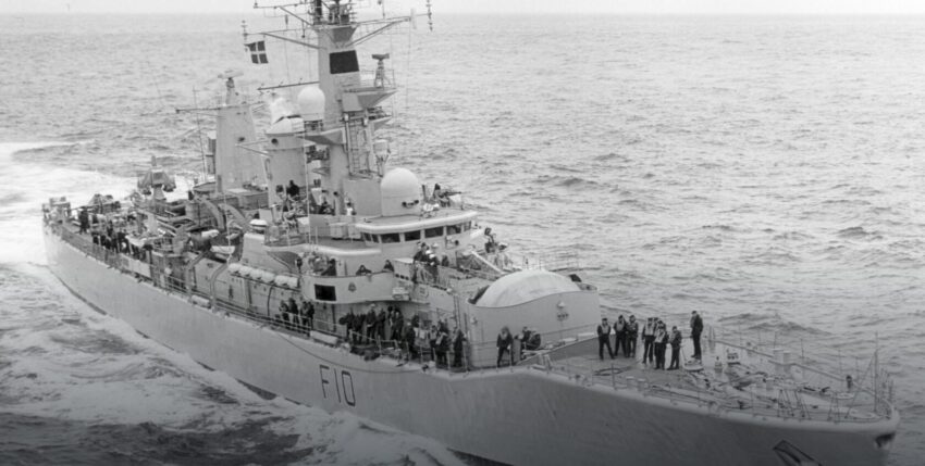Foto: Abgedeckter Ikara-Starter auf die Hermione auf dem Vorschiff der Aurora. Royal Navy