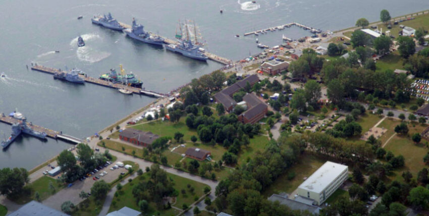 luftbild-hohe-duene_marinestuetzpunkt_header2 Der Marinestützpunkt Warnemünde beziehungsweise Hohe Düne © Bundeswehr/Steffen Zilling