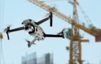 Foto: Moderen Drohne fliegt über Baustelle. Adobe Stock