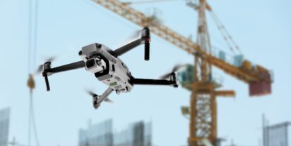 Foto: Moderen Drohne fliegt über Baustelle. Adobe Stock