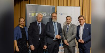 Foto: (v.l.n.r.): Dr. Sabine Schulz, Federführerin Maritime Wirtschaft der IHK Schleswig-Holstein, Dr. Reinhard Lüken, Hauptgeschäftsführer VSM, Wirtschaftsminister Claus-Ruhe Madsen, Malte Witowski, Geschäftsführer Friesland-Kabel GmbH sowie IHK-Präsident Knud Hansen.