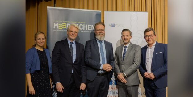 Photo: (from left to right): Dr Sabine Schulz, Head of Maritime Economy at IHK Schleswig-Holstein, Dr Reinhard Lüken, Managing Director VSM, Minister of Economic Affairs Claus-Ruhe Madsen, Malte Witowski, Managing Director Friesland-Kabel GmbH and IHK President Knud Hansen.