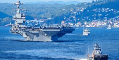 Aircraft carrier Photos: Michael Nitz