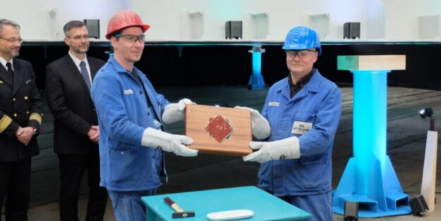 Staatsbeteiligung: Schiffbauer der NEPTUN Werft in Rostock bei der feierlichen Kiellegung des zweiten Betriebsstoffversorgers der Deutschen Marine