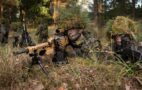 Soldaten in einer Gewehrstellung. Bild: Bundeswehr/Andrea Bienert