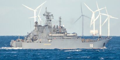 Russisches Landungsschiff Alexandr Shabalin vor einem Windpark in der Ostsee, Foto: Michael Nitz