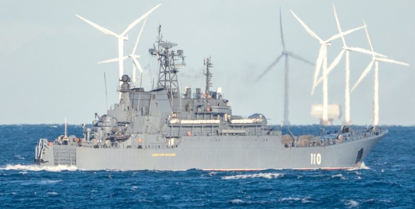 Russian landing ship Alexandr Shabalin in front of a wind farm in the Baltic Sea, photo: Michael Nitz
