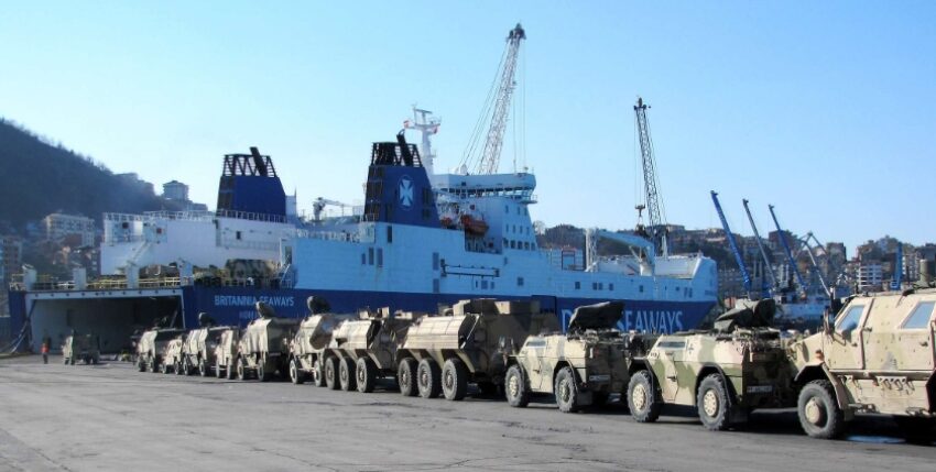 Gepanzerte Fahrzeuge warten auf die Schiffsverladung in Trabzon, Foto: Bw/Michael Kudiabor