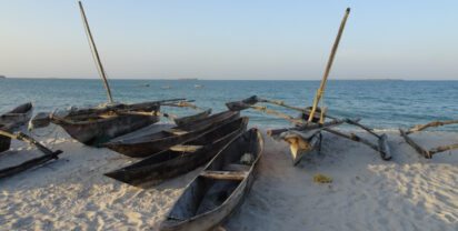 Fischerboote am Strand in Tansania, Foto: Wikimedia/Sarvesh Lutchmun