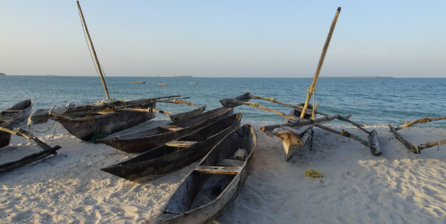 Fischerboote am Strand in Tansania, Foto: Wikimedia/Sarvesh Lutchmun