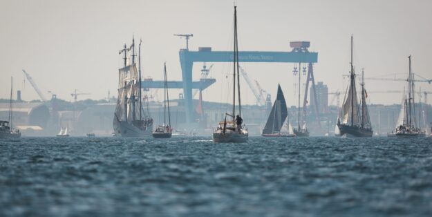 Segelboote auf der Kieler Förde während der Kieler Woche. Foto: Adobe Stock.