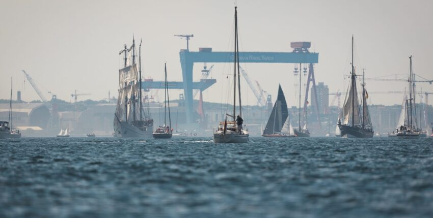 Segelboote auf der Kieler Förde während der Kieler Woche. Foto: Adobe Stock.