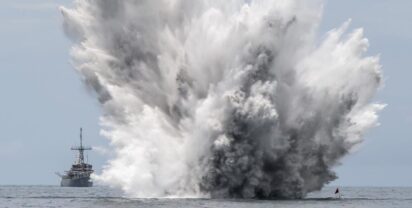 Foto: Ein US-Minensuchboot der ehemaligen Avenger-Klasse bei der Arbeit, US-Navy