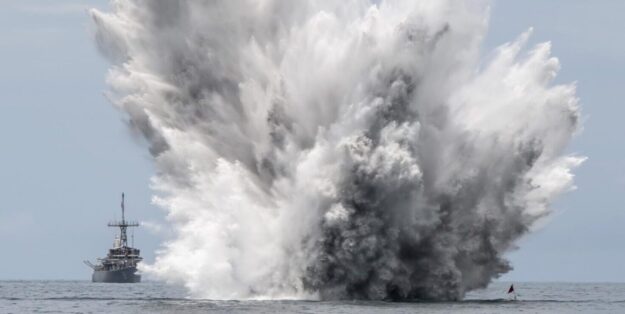 Foto: Ein US-Minensuchboot der ehemaligen Avenger-Klasse bei der Arbeit, US-Navy