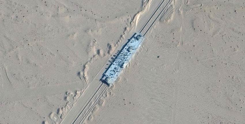 Satellitenbild zeigt: Schiffsattrappen im chinesischen Wüstensand. Foto: Maxar Technologies / AFP