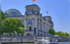 Barkasse Marine 1 mit Admiralsflagge vor dem Reichstag Berlin Foto: Daniel Angres