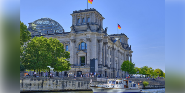 Barkasse Marine 1 mit Admiralsflagge vor dem Reichstag Berlin Foto: Daniel Angres