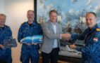 Befehlshaber Vizeadmiral Harold Liebregs (rechts) erhielt das erste Exemplar der „Future Vision Maritime Uncrewed“. Foto: Dutch MoD