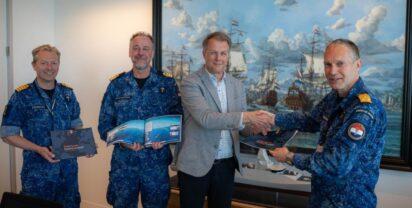 Foto: B1-BB: Befehlshaber Vizeadmiral Harold Liebregs (rechts) erhielt das erste Exemplar der „Future Vision Maritime Uncrewed“. Dutch MoD