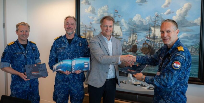 Befehlshaber Vizeadmiral Harold Liebregs (rechts) erhielt das erste Exemplar der „Future Vision Maritime Uncrewed“. Foto: Dutch MoD