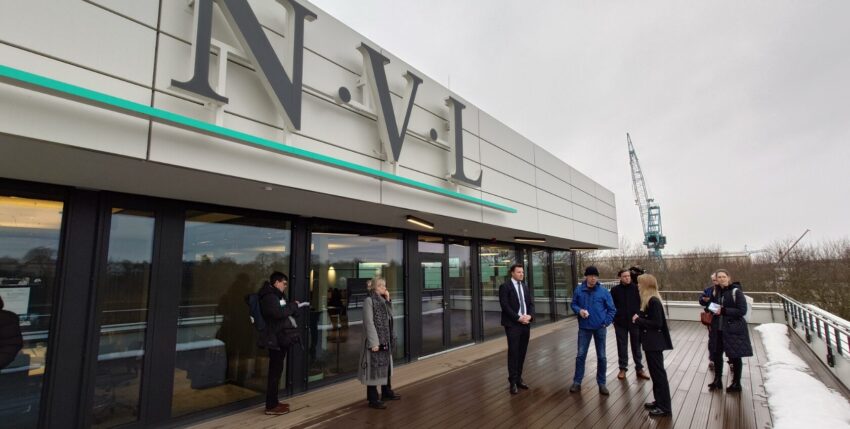 Foto: Weserbalkon mit NVL-Logo, HSC