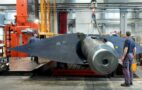 Mechanisch aufwendig gefertigte Komponente: Ruderschaft und Ruderblatt. Das Ruder ist das wichtigste Steuerelement eines Schiffes und ein Anhang des Rumpfes; es befindet sich üblicherweise am Heck. Das Ruder besteht aus zwei Hauptelementen. RUDERBLATT: Das im Wasser befindliche Hauptelement, das den Wasserstrom umlenkt. RUDERSCHAFT: Das Element, das die Betätigung und Schwenkung des damit verbundenen Ruderblatts ermöglicht. (Foto © GSL EXPORT)