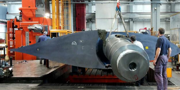 Mechanisch aufwendig gefertigte Komponente: Ruderschaft und Ruderblatt. Das Ruder ist das wichtigste Steuerelement eines Schiffes und ein Anhang des Rumpfes; es befindet sich üblicherweise am Heck. Das Ruder besteht aus zwei Hauptelementen. RUDERBLATT: Das im Wasser befindliche Hauptelement, das den Wasserstrom umlenkt. RUDERSCHAFT: Das Element, das die Betätigung und Schwenkung des damit verbundenen Ruderblatts ermöglicht. (Foto © GSL Consortium)