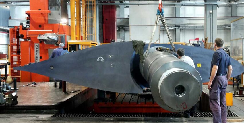 Mechanisch aufwendig gefertigte Komponente: Ruderschaft und Ruderblatt. Das Ruder ist das wichtigste Steuerelement eines Schiffes und ein Anhang des Rumpfes; es befindet sich üblicherweise am Heck. Das Ruder besteht aus zwei Hauptelementen. RUDERBLATT: Das im Wasser befindliche Hauptelement, das den Wasserstrom umlenkt. RUDERSCHAFT: Das Element, das die Betätigung und Schwenkung des damit verbundenen Ruderblatts ermöglicht. (Foto © GSL Consortium)